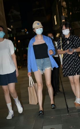 跟闺蜜逛街的可爱女孩 [23P]