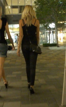 高挑的紧身牛仔裤金发美女