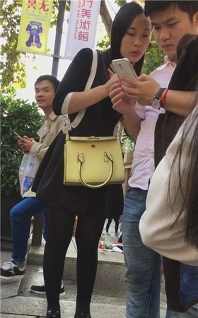 黑丝打底裤大嘴巴美女