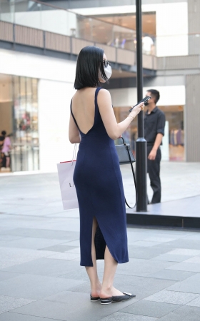 街拍深蓝色长裙韵味美女 [19P]