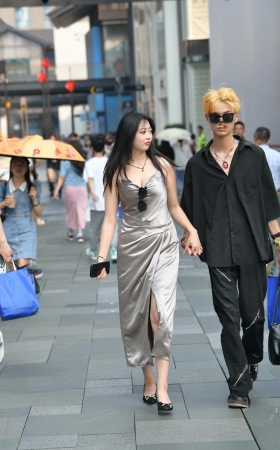 街拍吊带长裙微胖女盆友 [17P]