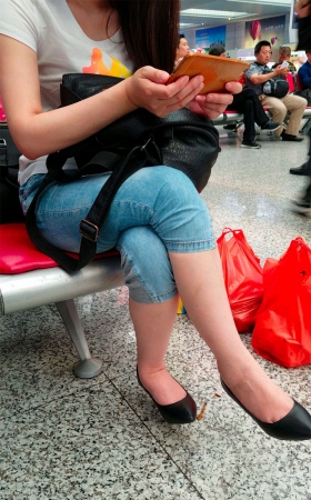 这才是街拍的美女大白腿