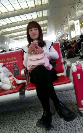 高铁站候车的黑色丝袜性感长腿妹子