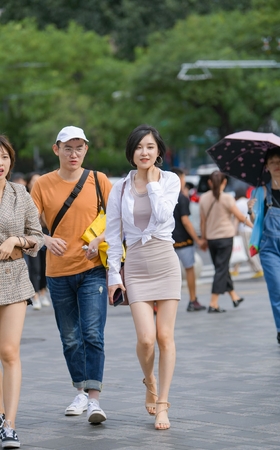 包臀裙短发小姐姐