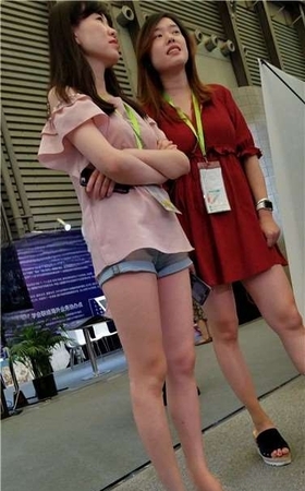 4k超清，超短牛仔热裤修长笔直美腿气质美女！