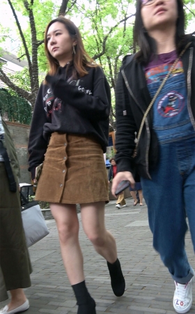 棕色裙美眉