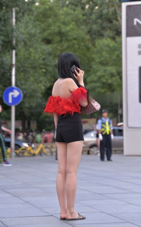 B99、等人的红衣长发美女 [13P]