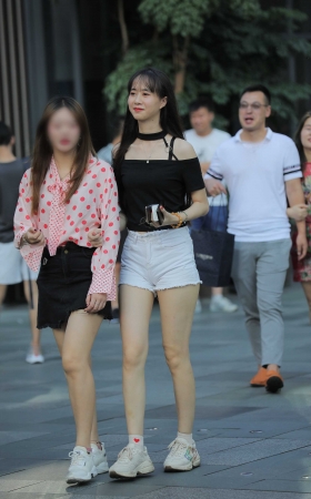 甜美乖巧的长腿热裤美眉 [16P]