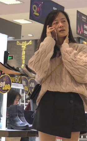 鞋店试鞋的美腿丝袜美眉