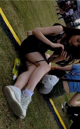 草地上的爱笑女孩
