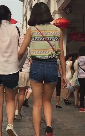 街拍牛仔热裤美腿运动鞋学生妹 [1.19 GB]