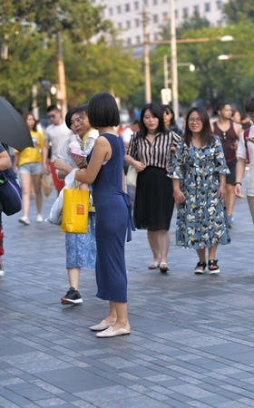 蓝色长裙短发妹子