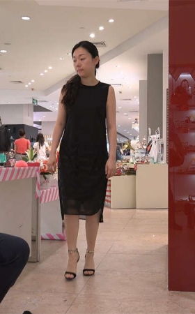 试鞋的黑色连衣裙美女