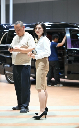 韵味的包臀裙丝腿售车美女 [21P]