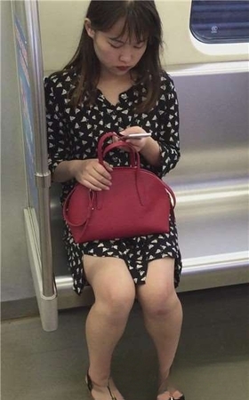 地铁车厢内遇见斑点连衣裙美腿美女，鲜艳的红唇。