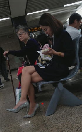 吃东西的小姐姐