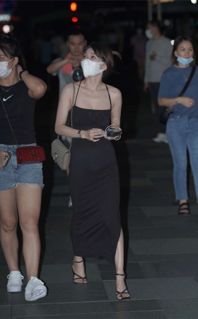 大气黑色吊带裙