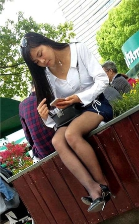 4K – 白衬衫包臀裙街拍黑丝美腿性感美女