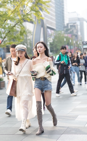 时尚漂亮的美眉 锁骨爱了