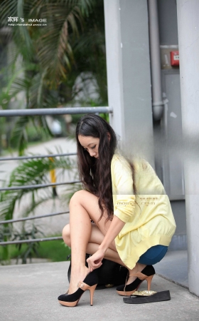 长腿美女换高跟鞋 [27P]