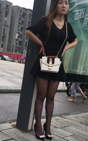 漂亮黑丝高跟MM车站等车