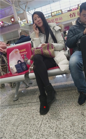 打电话的黑丝女孩