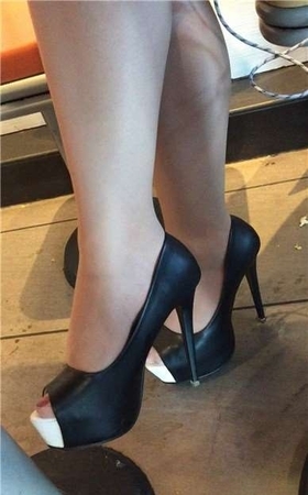 诱人的鱼嘴高跟鞋美足