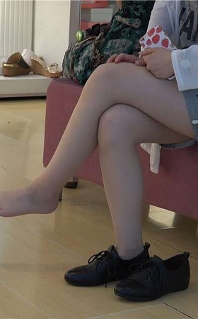 4K – 嫩嫩的学生小妹穿着超薄长丝挑选新鞋 [1.73 GB/MP4]
