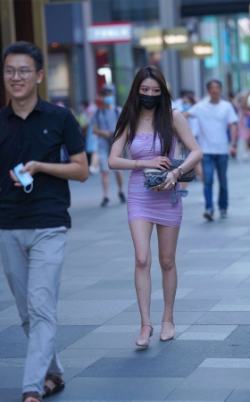 紫色吊带包臀裙美女