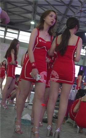 红裙美模