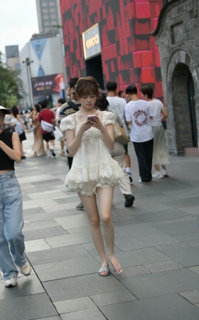 街拍打扮精致的白裙小仙女 [18P]