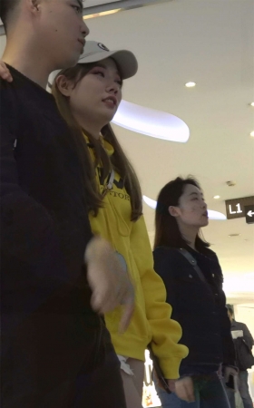 黄衣热裤性感裸腿鸭舌帽美女小姐姐