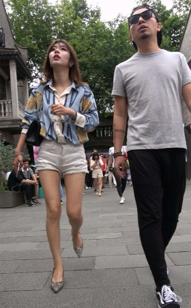 白短热裤尖嘴高跟鞋美女