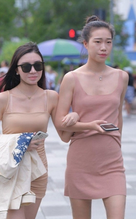 倆闺蜜，我更喜欢包屯裙的她3A1357[317M]