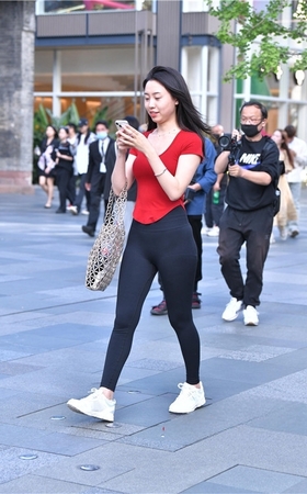 红衣黑紧裤美女(57P)