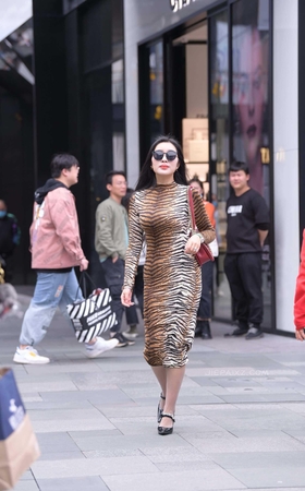 前凸后翘虎斑纹裹身裙少fu~ [10P]
