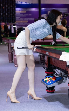LB312-145 杭州台球展-少妇天花板车模弦子的雪白美腿