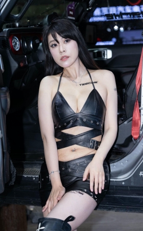 250328-22=30 去年穿着很暴露的熟女GT车模今年又拍到啦