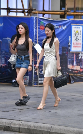 街拍白短裙美腿美女跟闺蜜 [17P]