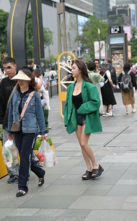街拍绿色外套小姐姐 [19P]