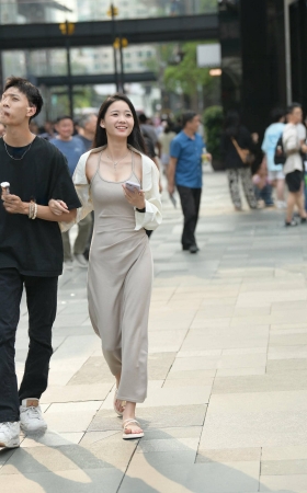 街拍甜美白皙，吊带长裙小仙女~ [19P]
