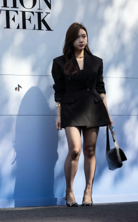 时装周气质黑丝美女 [19P]