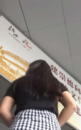 黑T恤格子裙美眉
