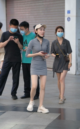 街拍灰色裙丝袜小姐姐 [18P]