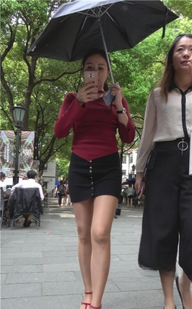 打着伞的红衣小姐姐