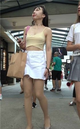4K 黄色吊带衫白色短裙街拍美女 [1.12 GB]
