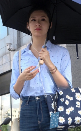 怕晒黑的牛仔女孩