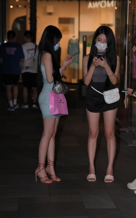 蓝黑裙俩美女