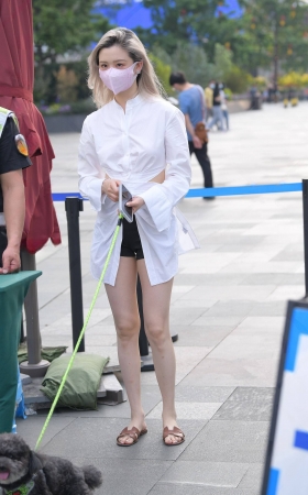 遛狗的白皙美腿女生 [21P]