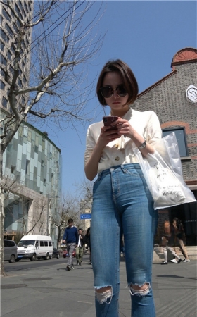 紧身牛仔裤短发小姐姐
